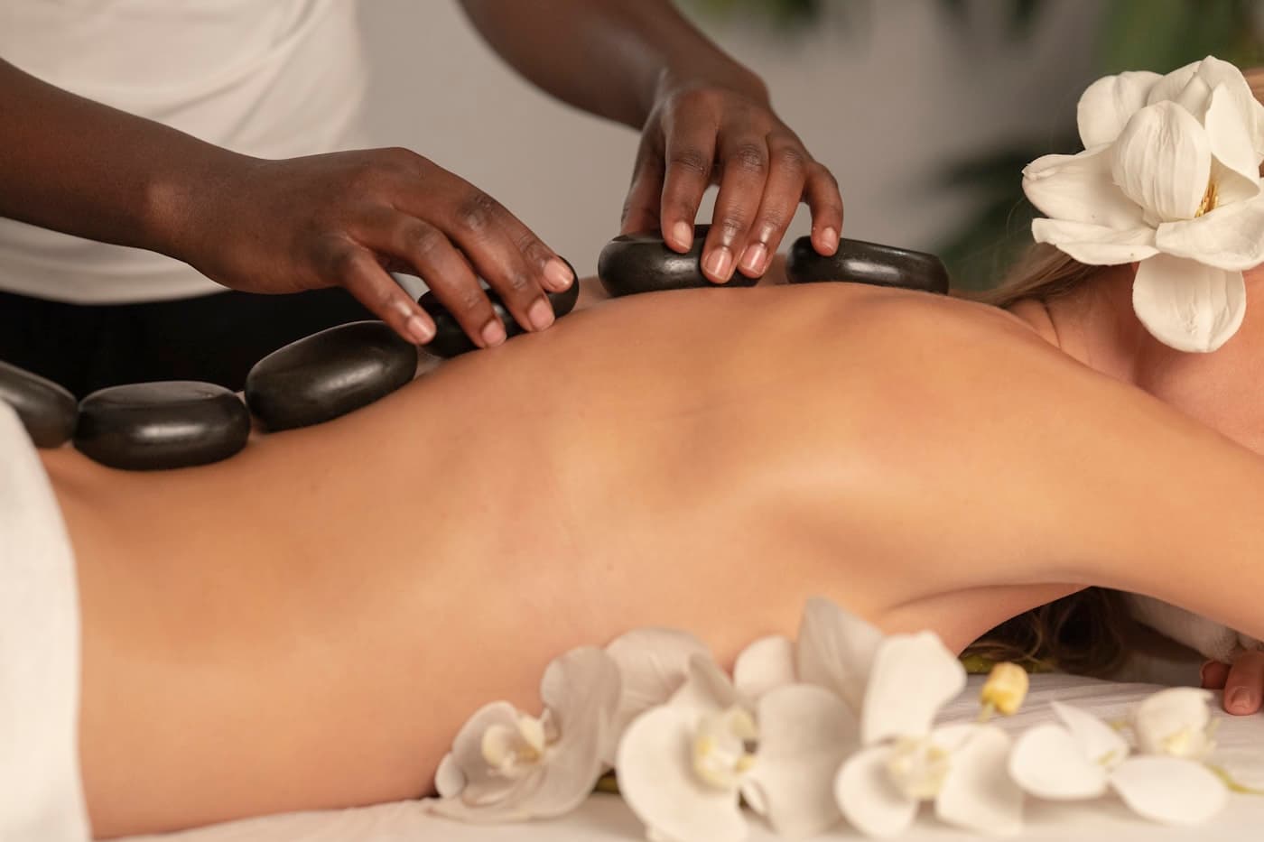 Trị liệu massage đá nóng tại spa